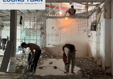 Tháo dỡ nhà cũ khu vực quận Tân Bình
