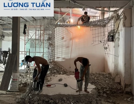 Tháo dỡ nhà cũ khu vực quận Tân Bình